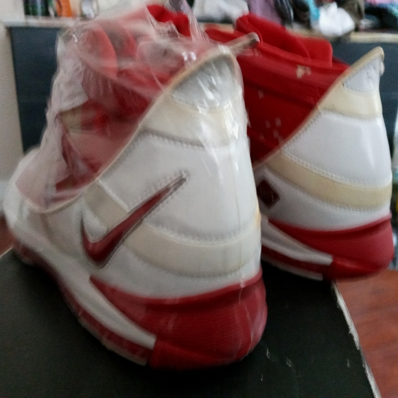 Lebron James III birthday edition red sz 11 - Picture 5 of 7